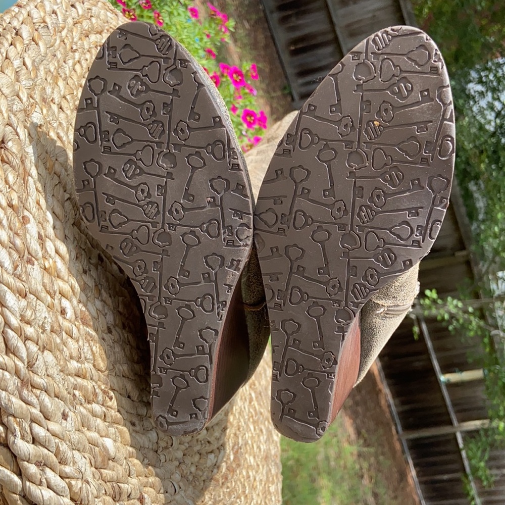 {FOSSIL} “Caroline” Distressed Leather Boots - Picture 9 of 11